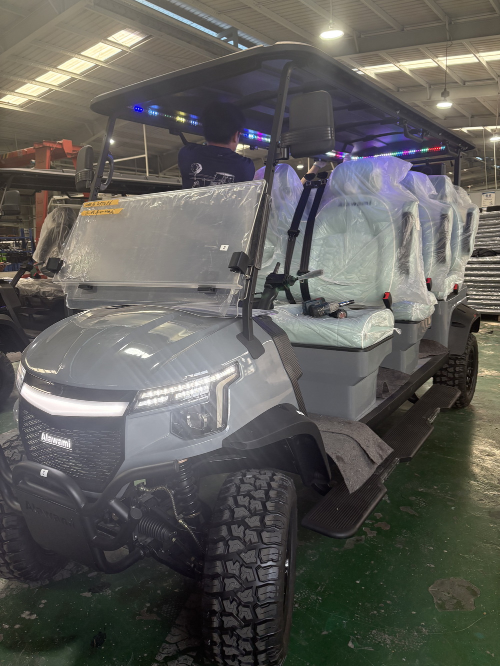 Luxury 6-seater Golf Cart (2) Luxury 6-seater Golf Cart (2)